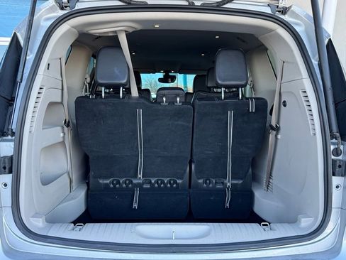 Used 2024 Chrysler Pacifica Touring-L image 25