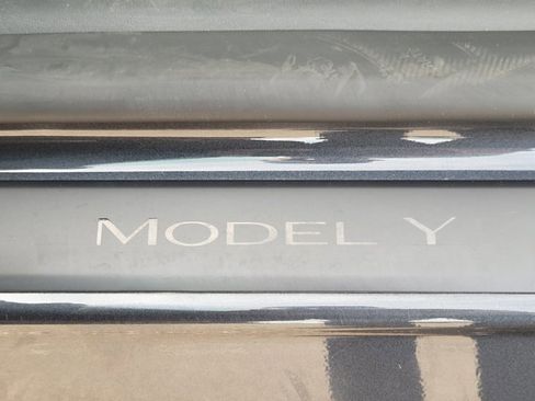 Used 2024 Tesla Model Y Long Range image 12