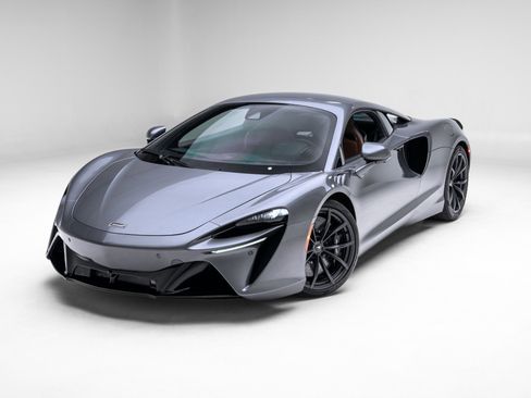 Used 2023 McLaren Artura RWD image 24