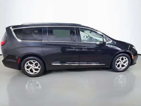 Used 2023 Chrysler Pacifica Limited FWD image 10