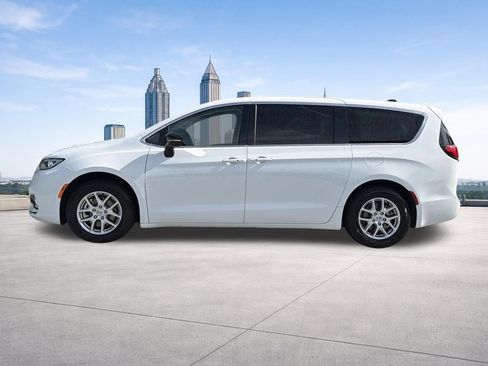 Used 2024 Chrysler Pacifica Touring-L FWD image 22