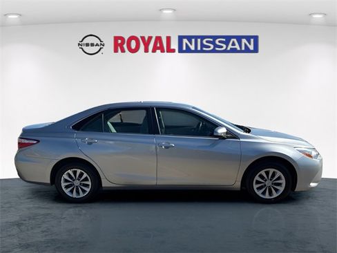 Used 2017 Toyota Camry LE image 8