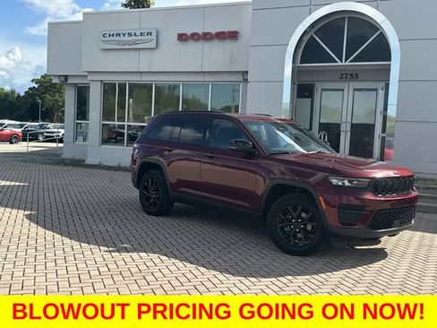 Used 2024 Jeep Grand Cherokee Altitude AWD/4WD image 2