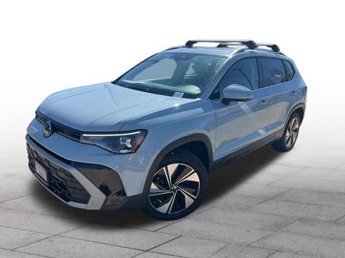 Used 2025 Volkswagen Taos SE image 3