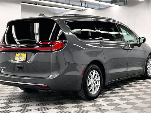 Used 2021 Chrysler Pacifica Touring-L w/ Uconnect Theater Family Group image 11
