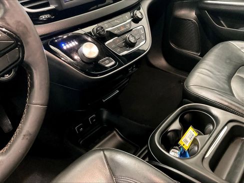 Used 2020 Chrysler Pacifica Touring-L image 21