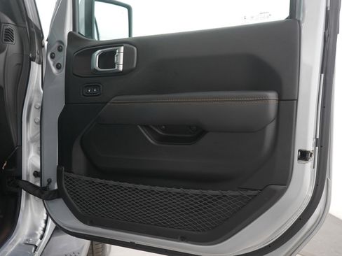 Used 2022 Jeep Wrangler Unlimited Sahara image 9