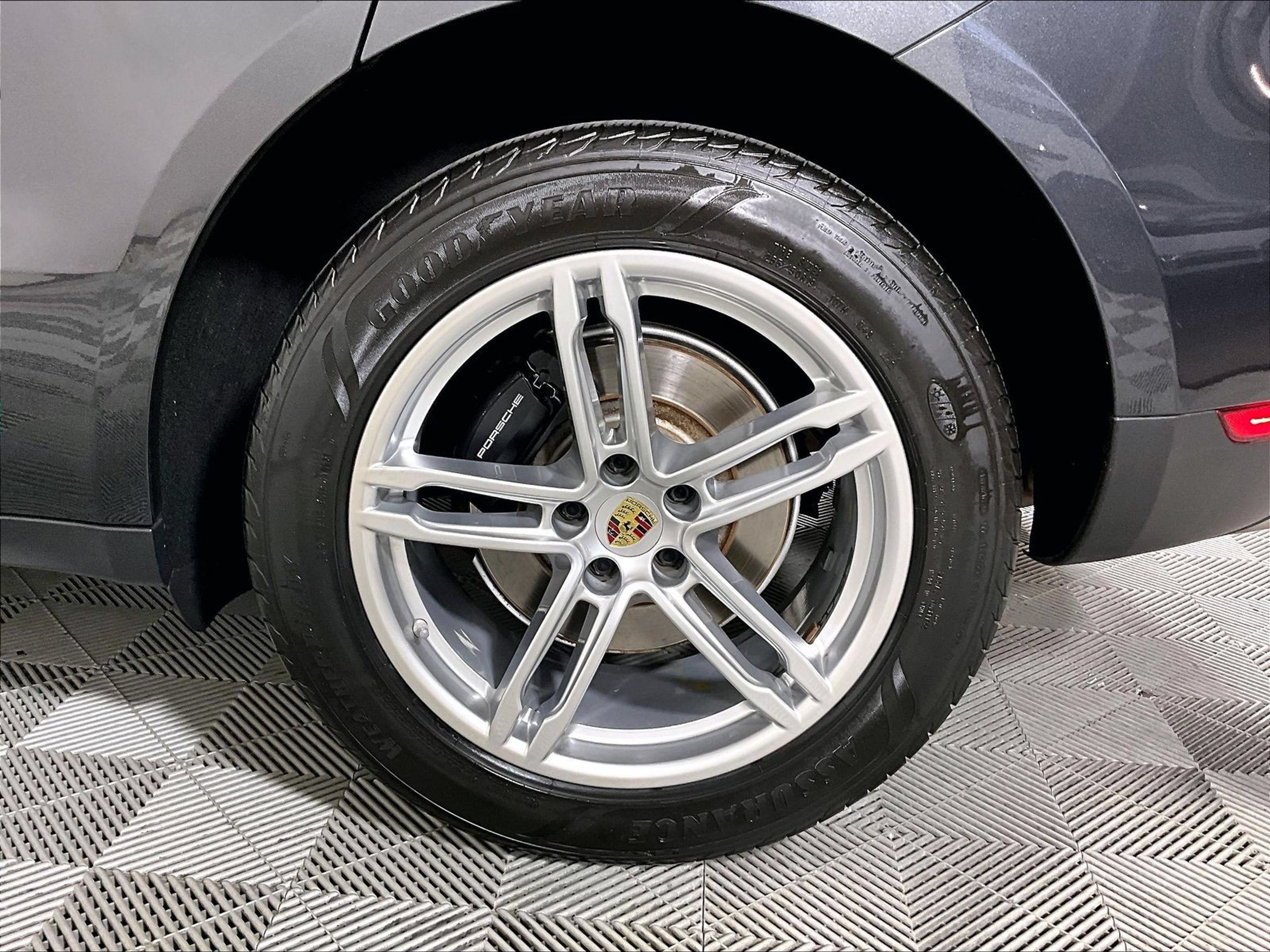 Certified 2020 Porsche Macan AWD/4WD image 28