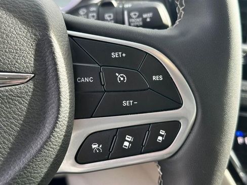Used 2024 Chrysler Pacifica Limited FWD image 18