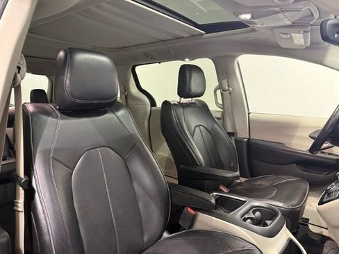Used 2019 Chrysler Pacifica Limited w/ Tire & Wheel Group image 30