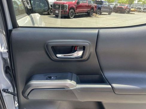 Used 2019 Toyota Tacoma TRD Sport AWD/4WD image 27