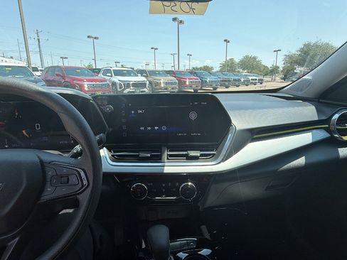 Used 2025 Chevrolet Trax LT FWD image 12