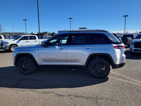 New 2026 Jeep Grand Cherokee Altitude image 13