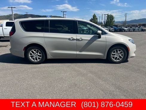 Used 2017 Chrysler Pacifica Touring FWD image 2