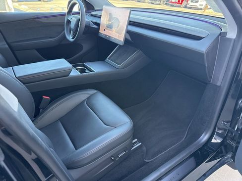 Used 2026 Tesla Model Y 2WD image 31