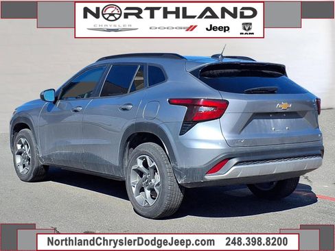 Used 2025 Chevrolet Trax LT image 2