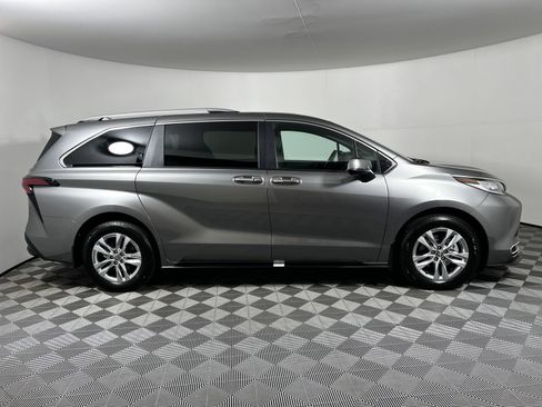 Used 2026 Toyota Sienna Limited FWD image 4