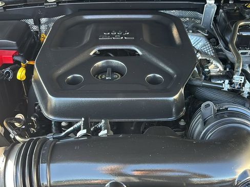 Used 2025 Jeep Wrangler Unlimited Sahara AWD/4WD image 30