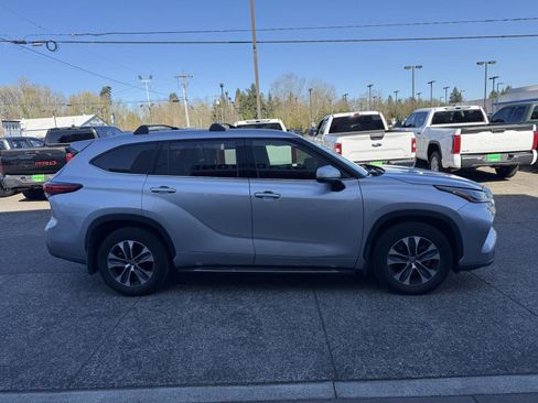 Used 2022 Toyota Highlander XLE image 6