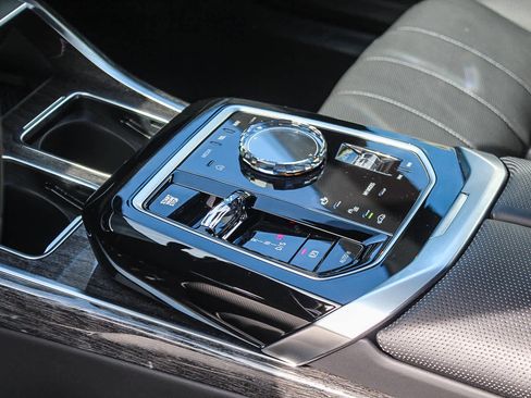 Used 2025 BMW 740i xDrive AWD/4WD image 19