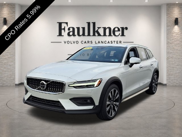 Certified 2025 Volvo V60 B5 Cross Country Ultra AWD/4WD image 3