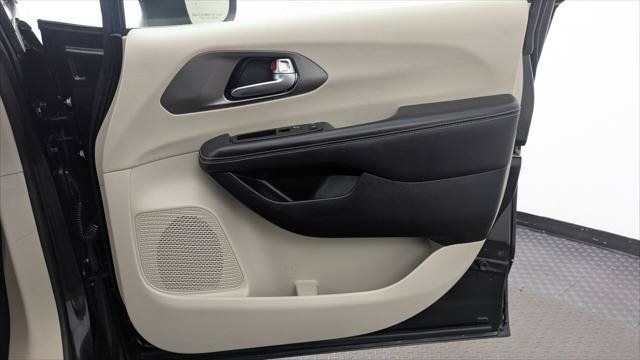 Used 2023 Chrysler Pacifica Touring-L FWD image 22