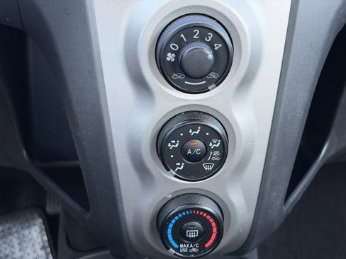 Used 2010 Toyota Yaris 4-Door Hatchback image 20