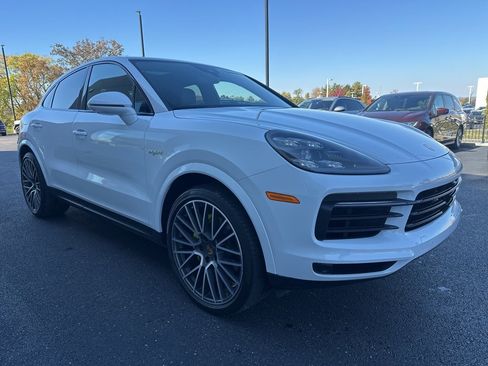 Certified 2023 Porsche Cayenne Platinum Edition image 6
