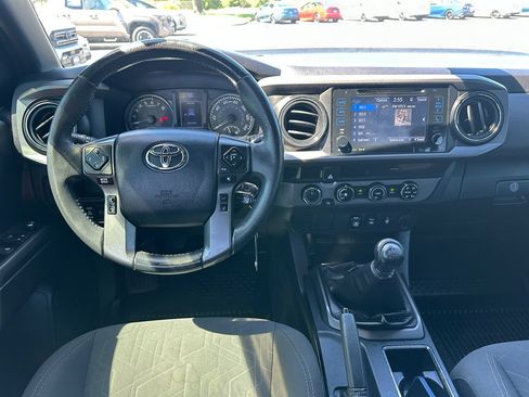 Used 2018 Toyota Tacoma TRD Off-Road AWD/4WD image 15