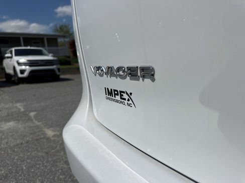 Used 2023 Chrysler Voyager LX image 28