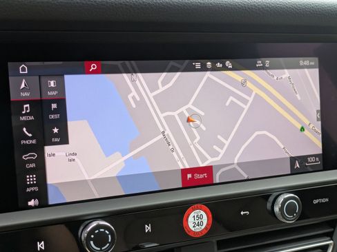 Certified 2025 Porsche Macan AWD/4WD image 18