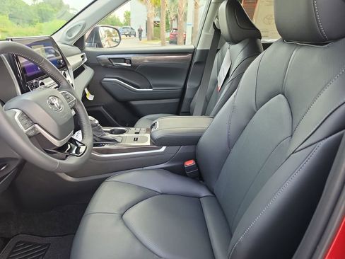 New 2026 Toyota Highlander Limited AWD/4WD image 8