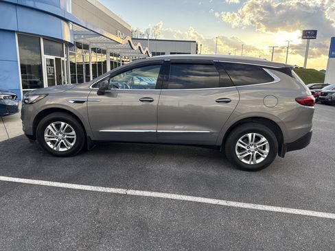 Used 2018 Buick Enclave Essence image 2