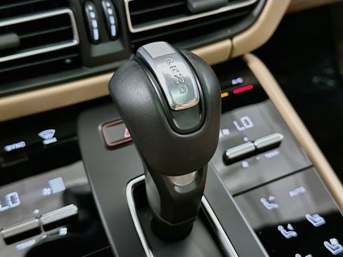 Certified 2025 Porsche Macan AWD/4WD image 18