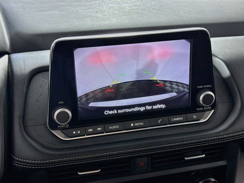 Used 2024 Nissan Rogue SV image 3