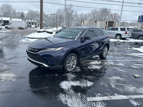 Used 2022 Toyota Venza image 1