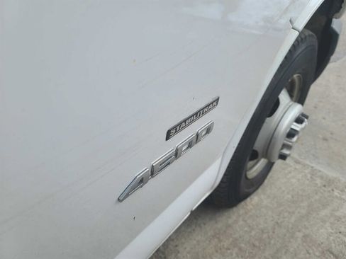 Used 2018 Chevrolet Express 4500 Extended w/ Driver Convenience Package image 23