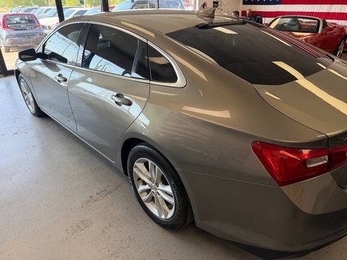 Used 2018 Chevrolet Malibu LT w/ Driver Confidence Package FWD image 5