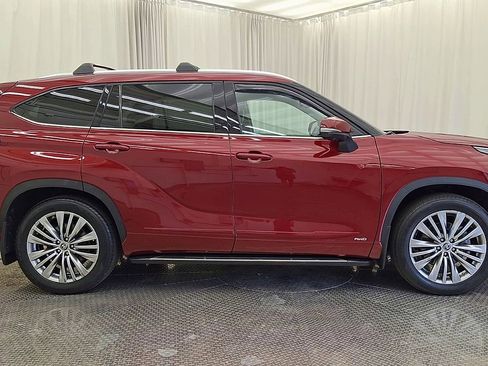 Used 2023 Toyota Highlander Platinum AWD/4WD image 4