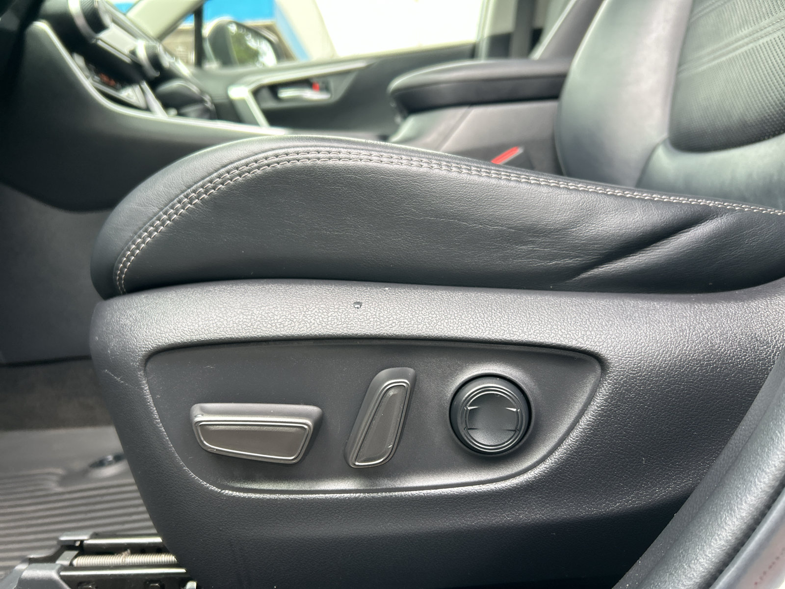 Used 2019 Toyota RAV4 Limited w/ Cold Weather Package AWD/4WD image 14