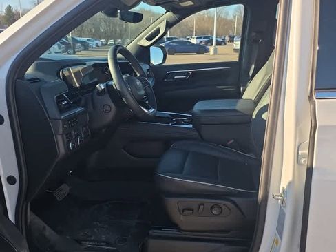 Used 2025 Chevrolet Suburban Premier image 5