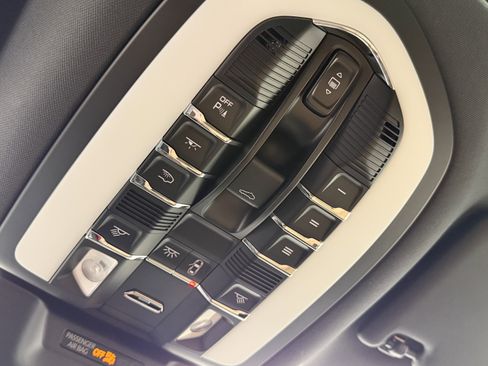 Certified 2025 Porsche Macan image 32