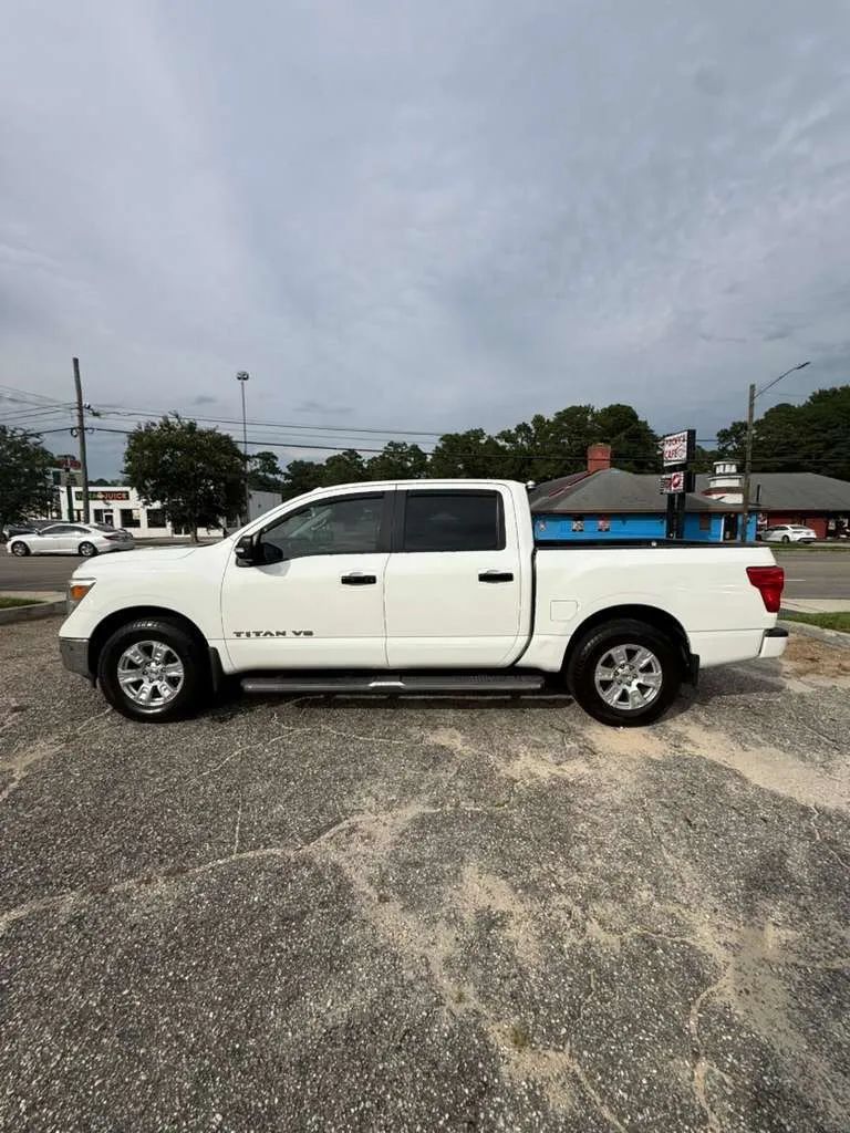 Used 2018 Nissan Titan SV w/ SV Convenience Package RWD image 4
