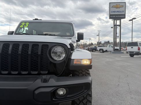 Used 2023 Jeep Gladiator Willys image 10