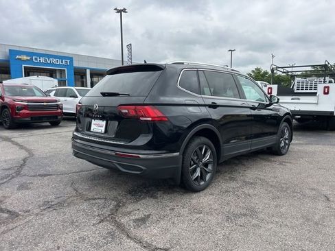 Used 2022 Volkswagen Tiguan SE FWD image 3