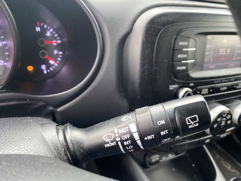 Used 2016 Kia Soul + image 28