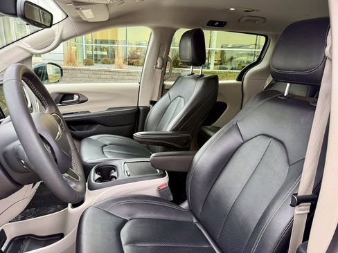 Used 2024 Chrysler Pacifica Select image 9