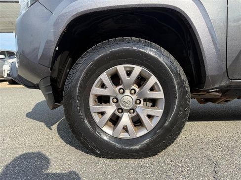 Used 2018 Toyota Tacoma SR5 AWD/4WD image 10