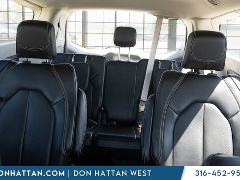 Used 2023 Chrysler Pacifica Touring-L FWD image 17