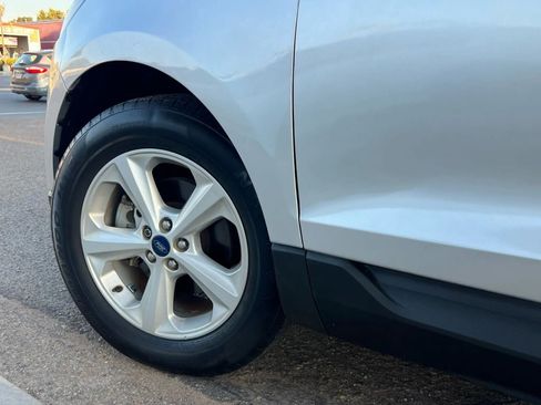Used 2017 Ford Edge SE FWD image 10